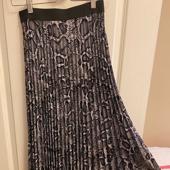 Snake Print Pleated Skirt - Picture 5 of 8